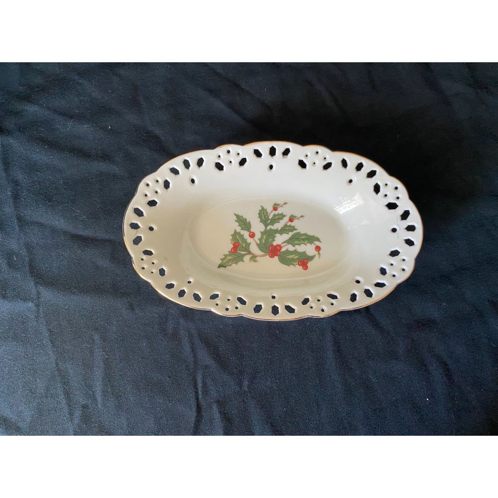 The Cellar "Ivory Holly" Rare Christmas Holiday  Small Oval Reticulated Pierced